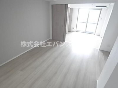 【居間・リビング】 | THE CENTRAL HONCHIBA | こちらのリビングで趣味の時間をお楽しみください