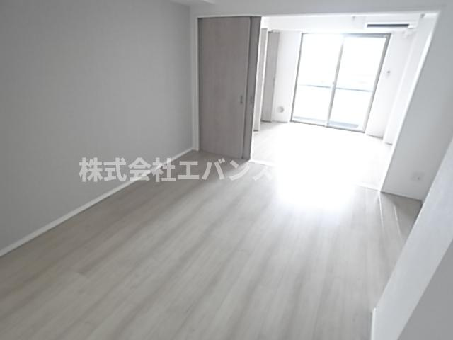 【居間・リビング】 | THE CENTRAL HONCHIBA | こちらのリビングで趣味の時間をお楽しみください