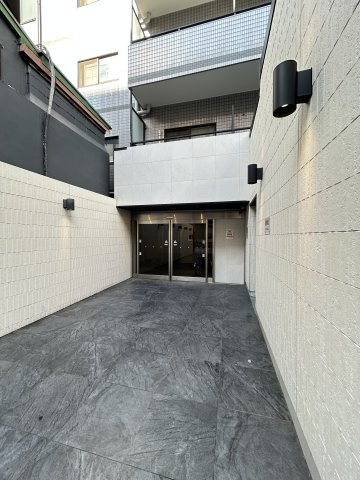 マンションタワーサイドのエントランス
