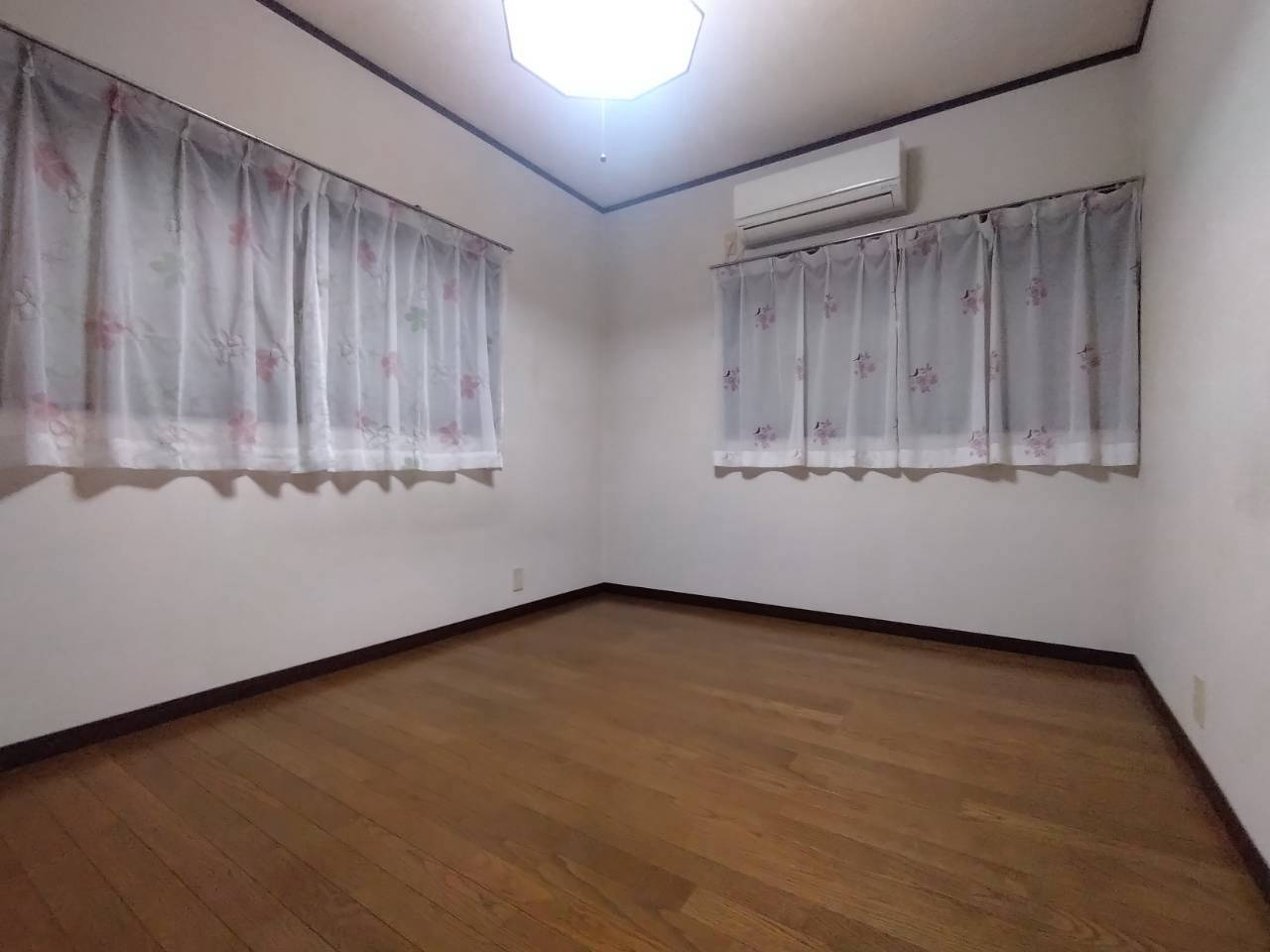 高槻市城南町戸建の洋室