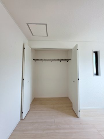 深川一丁目の収納|各居室に機能的なクローゼットを完備。タンスなどの大型家具を買い足す必要がないため、お部屋の面積を最大限に活かせます。