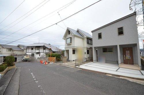 新庄町の前面道路含む現地写真|前面道路は6.4ｍと広く、交通量も少ない為駐車楽々です
