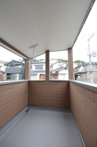 清水ヶ丘のバルコニー|広いバルコニー
屋根があるので急な雨でも安心です