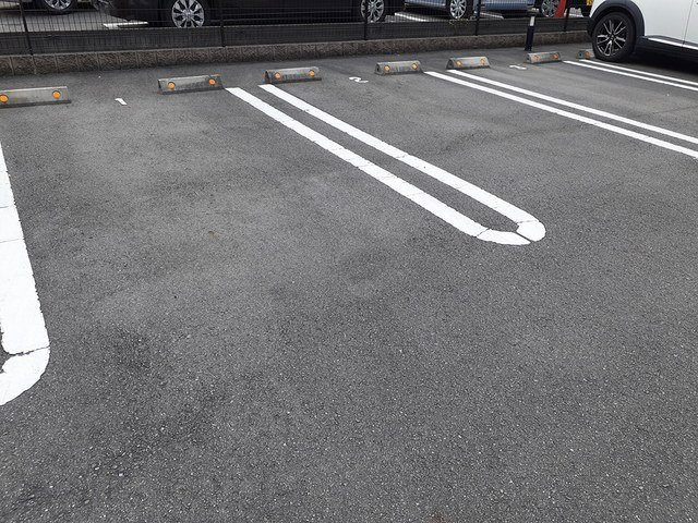 アルドーレ　ブランの駐車場
