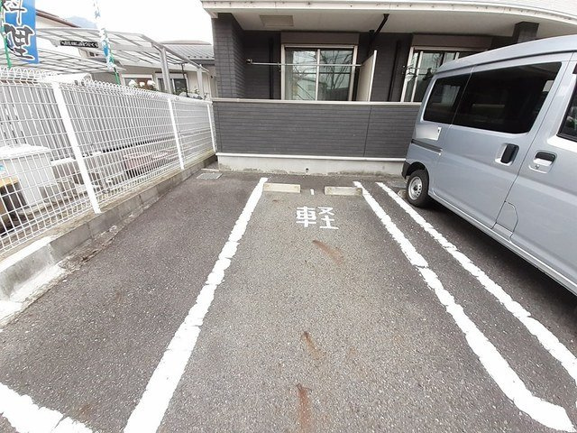 アンフィニ－唐崎Ａの駐車場