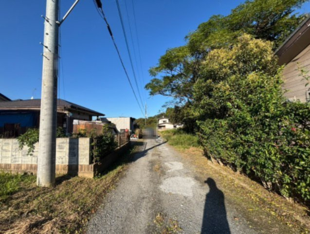 鹿嶋市大字津賀　中古戸建の前面道路含む現地写真