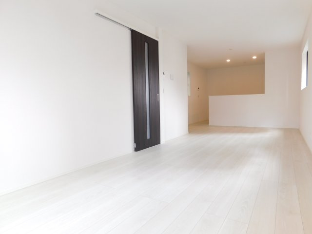 名古屋市中区新栄２丁目の新築一戸建の居間・リビング|◇リビング◇　　広いリビング１９．４帖　家族の会話が弾む対面キッチン