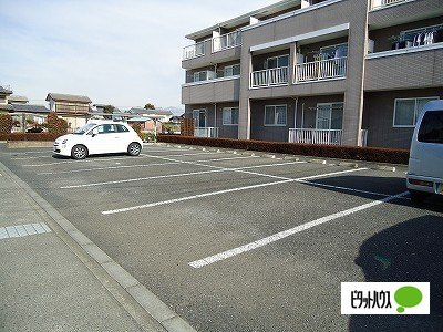 ヒルフィールドの駐車場