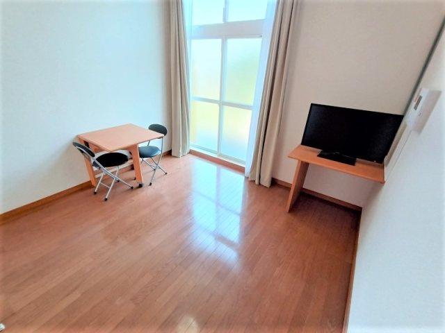 【居間・リビング】 | レオパレスシャトー花園 | 家電・家具付きのお部屋です。