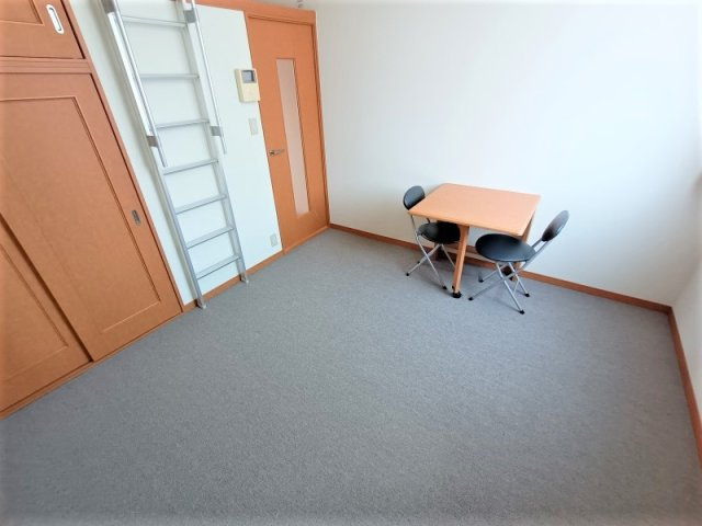 【寝室】 | レオパレスシャトー花園 | 家電・家具付きのお部屋です。