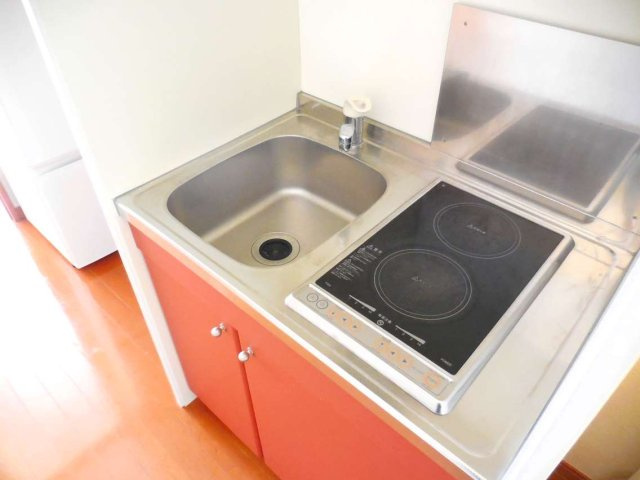レオパレスサライのキッチン|電気コンロなので初めての一人暮らしでも安心です。
