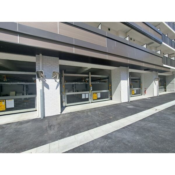 スプランディッド十三本町の駐車場