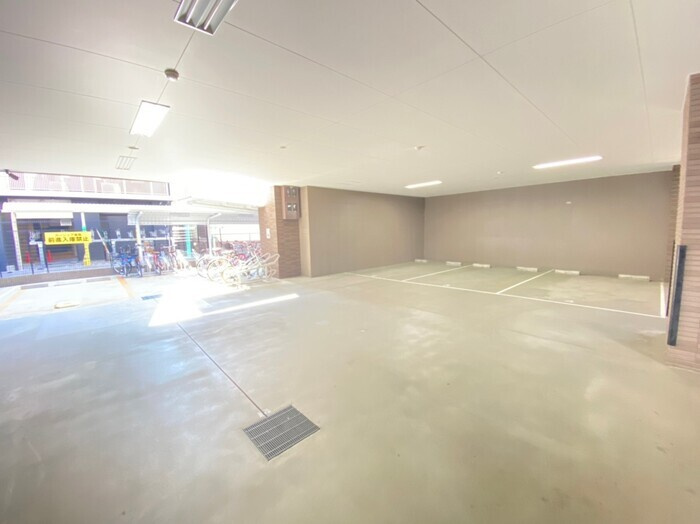 カスタリア堺筋本町の駐車場