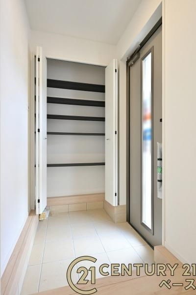 クレイドルガーデン九条町 ２号棟 ／新築一戸建の内観：施工例|■玄関には大容量収納スペースを完備！■