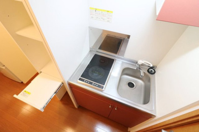 【キッチン】 | レオパレス宮司東 | ２口コンロ付きラジエントヒータ※キッチン棚が多く収納に便利