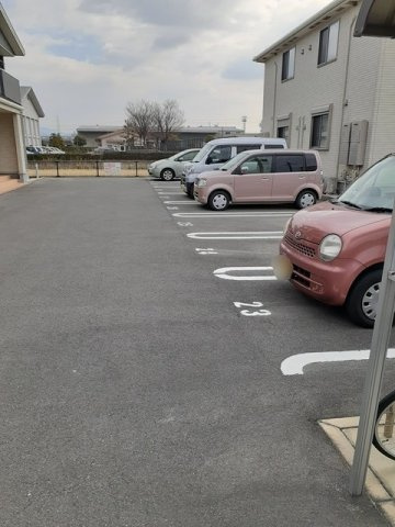 リヴェール恋町　Ⅲの駐車場