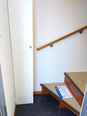 レオパレスオークヒルズＣの玄関