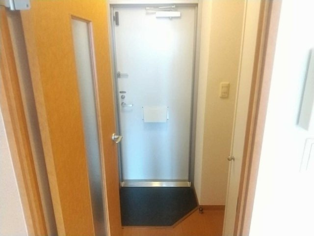 レオパレスコスモスカイの玄関