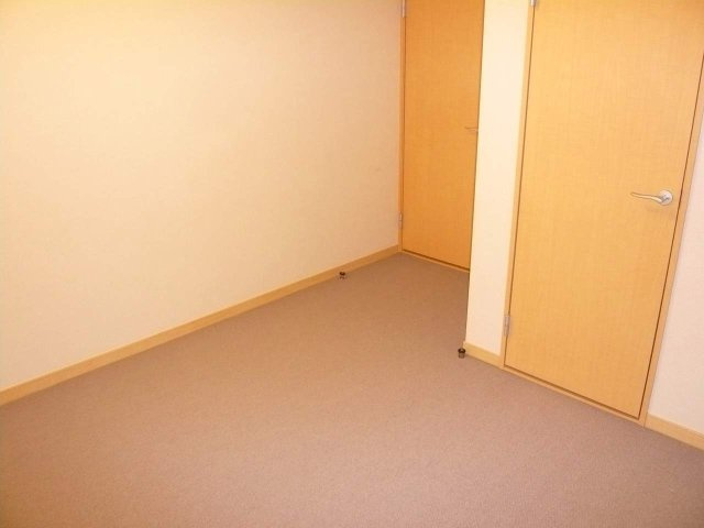 レオパレスフェリーチェ南新木の寝室|２階は絨毯のお部屋です。