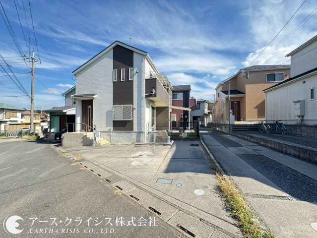 【外観】 | 野田市堤台 | 日当たり・通風ともに良好な立地が魅力。落ち着いた住環境で、家族との時間をゆったり楽しめます。駐車スペースも確保され、暮らしやすさに配慮された一戸建てです。