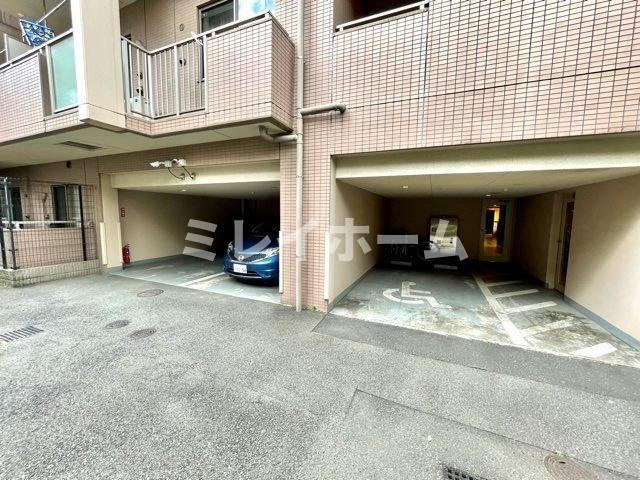 レジディア千鳥町の駐車場