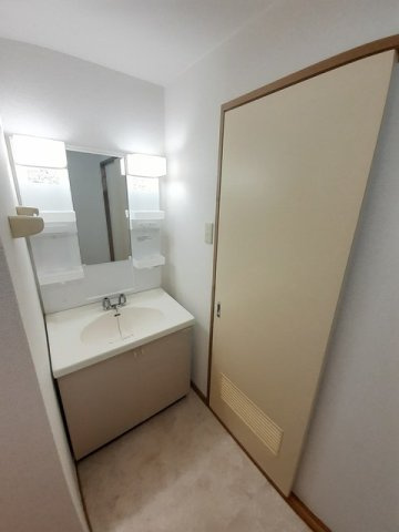 マンション久保１号の洗面所|コンパクトで使いやすい洗面所