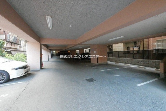 プレサンスフジの駐車場
