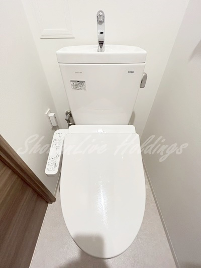 藤沢市朝日町の賃貸マンションのトイレ|清潔感のあるトイレです