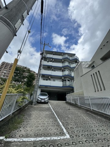 ヒルバレー妙法寺駅前の駐車場