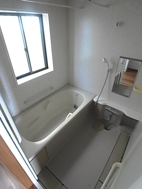 末広町戸建ての浴室