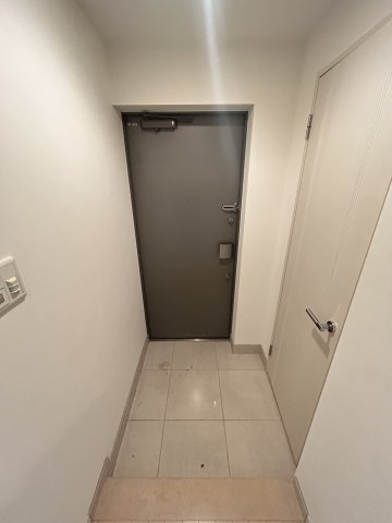 クロスレジデンス大阪新町の玄関