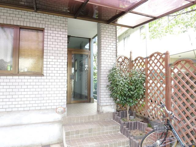 川崎市多摩区登戸新町の賃貸マンションのエントランス
