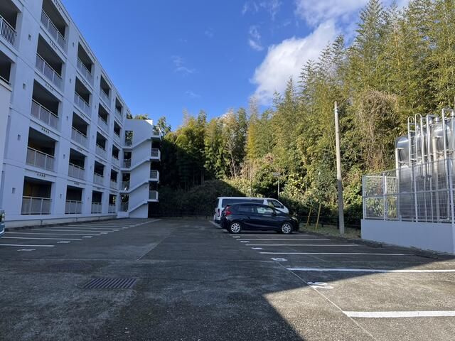 ベルヴィ能見台Ｂ棟の駐車場
