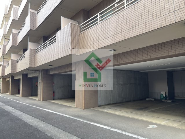 コンフォート栗原の駐車場
