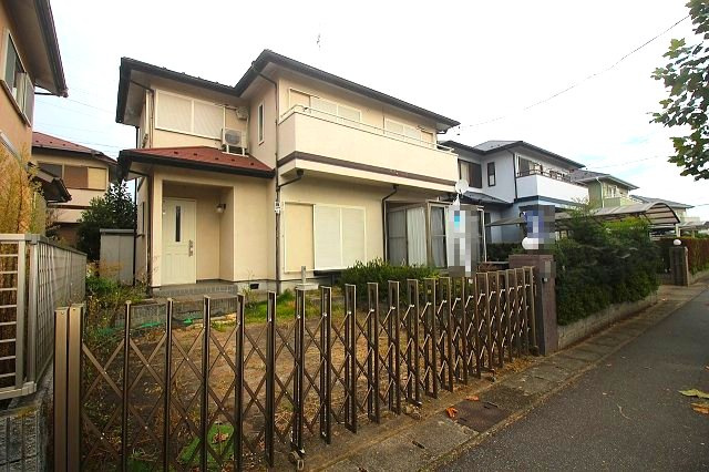 野木町友沼　3期の外観|道路側から建物と敷地全体を見渡せる写真です。門扉付きで、敷地との境界も分かりやすくなっています。