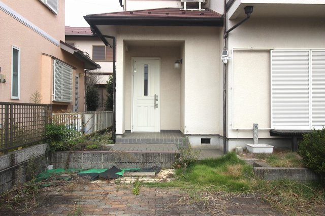 野木町友沼　3期の玄関|明るい色合いの玄関ドアがやさしい印象。庇があるため、雨の日も落ち着いて鍵の開け閉めができます。