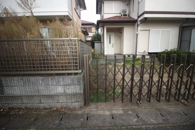 野木町友沼　3期のその他|道路から玄関までのアプローチです。門扉が設けられており、お子さまやペットの急な飛び出し防止にも役立ちます。