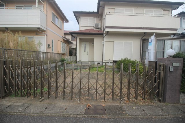野木町友沼　3期の駐車場|門扉の内側に駐車スペースを確保。お手持ちの車で、間口や奥行き、出入りのしやすさをご確認ください。