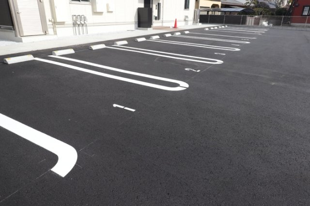 D-room　津福今町の駐車場|車をお持ちの方に嬉しい駐車場付きの物件です
