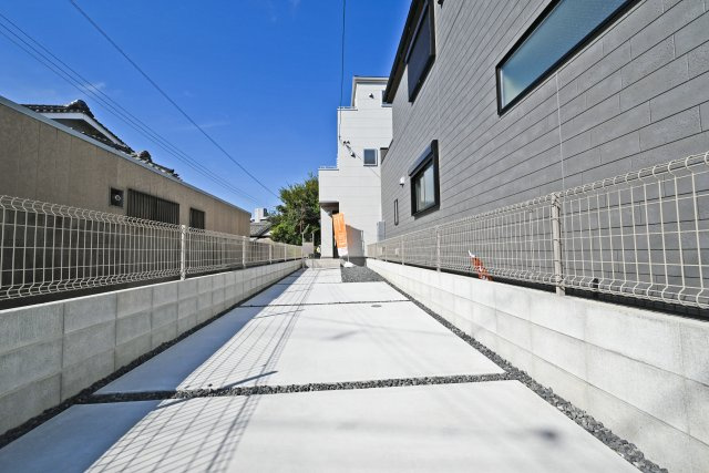 リーブルガーデン瓜破５丁目新築一戸建て│2SLDK＋駐車2台可の駐車場|カースペースが2台分あり、日常使いも来客も安心です。