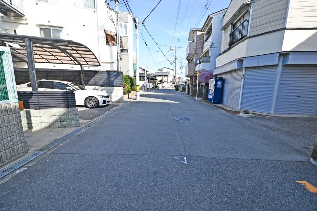 リーブルガーデン瓜破５丁目新築一戸建て│2SLDK＋駐車2台可の前面道路含む現地写真|落ち着いた雰囲気の住宅街に位置しており、静かで暮らしやすい住環境が魅力です。
