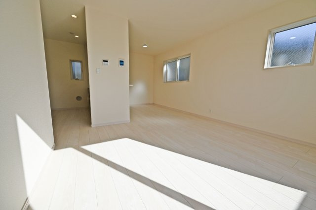 リーブルガーデン瓜破５丁目新築一戸建て│2SLDK＋駐車2台可の居間・リビング|キッチンとリビングに一体感を持たせ、家族のコミュニケーションがとりやすい設計です。