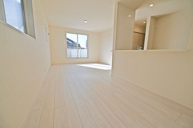 リーブルガーデン瓜破５丁目新築一戸建て│2SLDK＋駐車2台可の居間・リビング|家具の配置自由度が高く、お好みのインテリアコーディネートを楽しめる空間です。