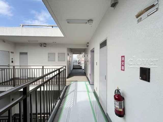 【その他共用部分】 | サンセゾン若松町 | マンションの共用廊下です。きれいに清掃されています。周囲のお部屋の様子も、ぜひ伺ってみてください。～即日のご見学可能～　お問合せはお気軽にどうぞ。