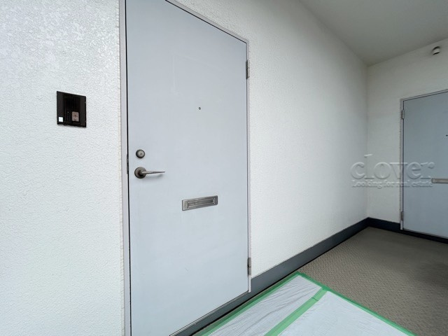 【その他共用部分】 | サンセゾン若松町 | 皆様をお迎えする、お部屋の玄関ドア。開けやすさや開放角度、ドアノブの操作しやすさや鍵の形状などを、現地で一度ご確認ください。～即日のご見学可能～　お問合せはお気軽にどうぞ。