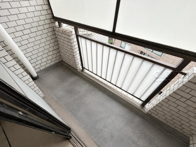 【バルコニー】 | サンセゾン若松町 | バルコニーの様子。ここからの眺めが、日々のストレスを発散してくれることでしょう。ちなみにバルコニーは専有部分ではなく「共用部分」の扱いです。～即日のご見学可能～　お問合せはお気軽にどうぞ。