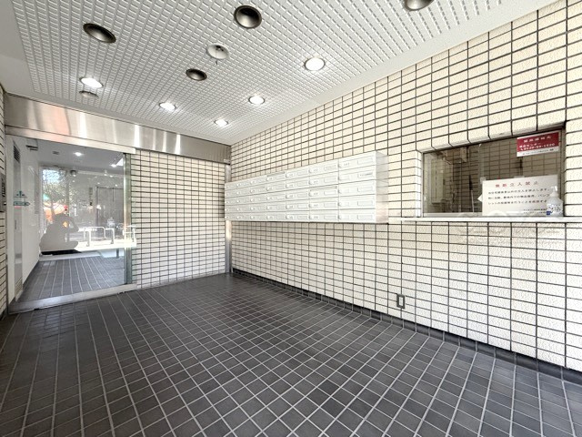 【ロビー】 | サンセゾン若松町 | マンションのエントランスに広がるホールの様子。～即日のご見学可能～　お問合せはお気軽に。