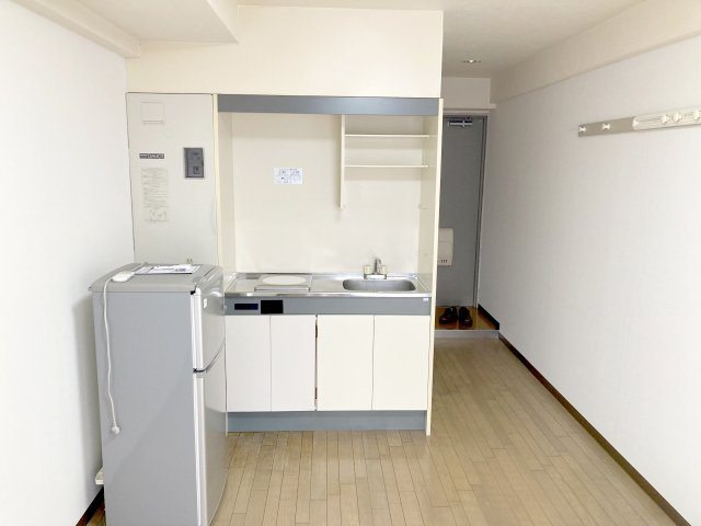 【キッチン】 | リバーサイドハウス | 2ドア冷蔵庫と電子レンジ・エアコンが付いています。