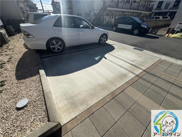 イヴワール　アカシの駐車場