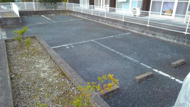 レオパレスライトハウスの駐車場
